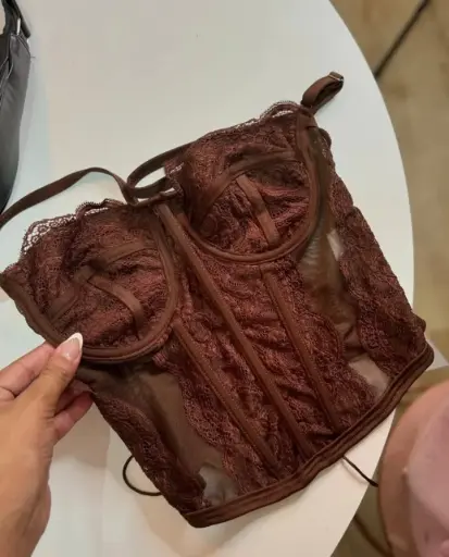 Cropped de encaje con prendedor